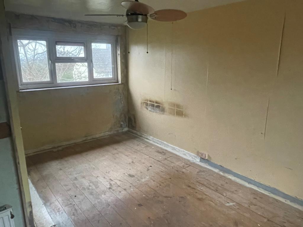 Lot: 135 - END-TERRACE HOUSE WITH GARAGE - First floor bedroom with exposed floorboards